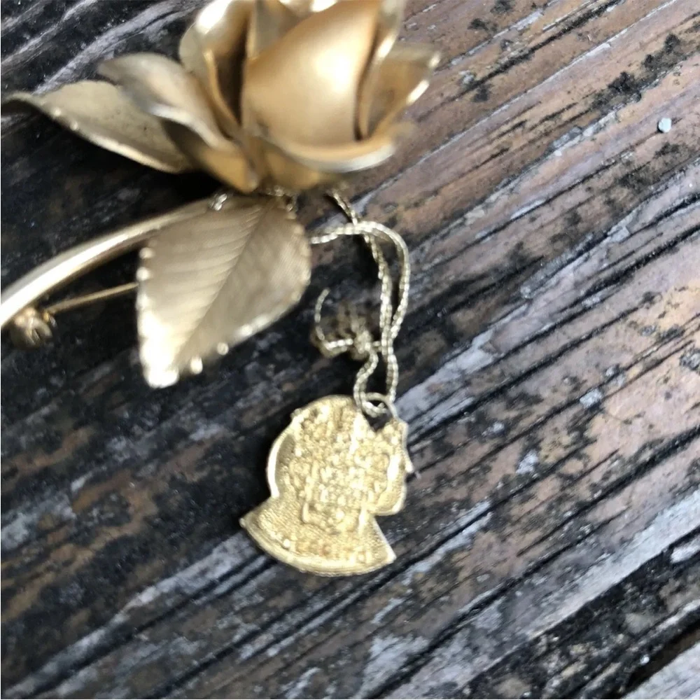 Giovanni Gold Rose Flower Brooch Metal Mod Floral Pin Vintage 50s 60s Jewelry